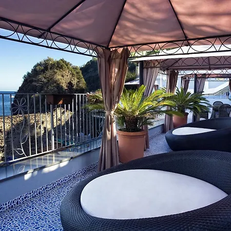 Hotell Delfini 4*